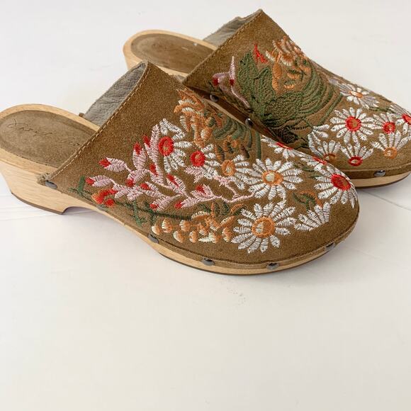 Sheryl Crow Floral Embroidered Tan Suede Clogs Mule Shoes Size 7 - Picture 1 of 4
